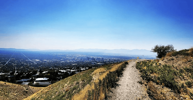 Bonneville shoreline Access Trailhead